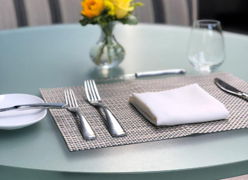 Basketweave placemat in metallic finish